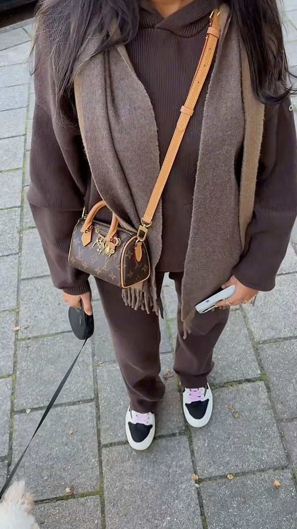 Alexa, 26